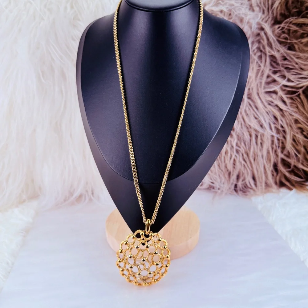 Pretty vintage Monet goldtone, large pendant necklace